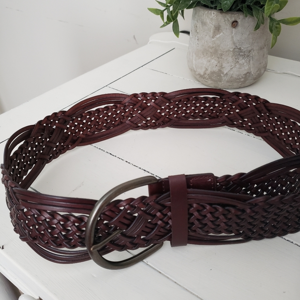 Universal thread macrame belt.